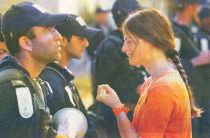 Гуш-Катиф 2005. Садомазохизм на марше: евреи изгоняют евреев. Фото из газеты "Йедиот ахронот". Из репортажа тех дней.